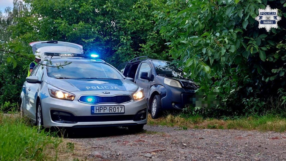 Na oczach policjantów wjechał autem w drzewo. Pijany kierowca wiózł w aucie 7-letnią córkę Na oczach policjantów wjechał autem w drzewo. Pijany kierowca wiózł w aucie 7-letnią córkę