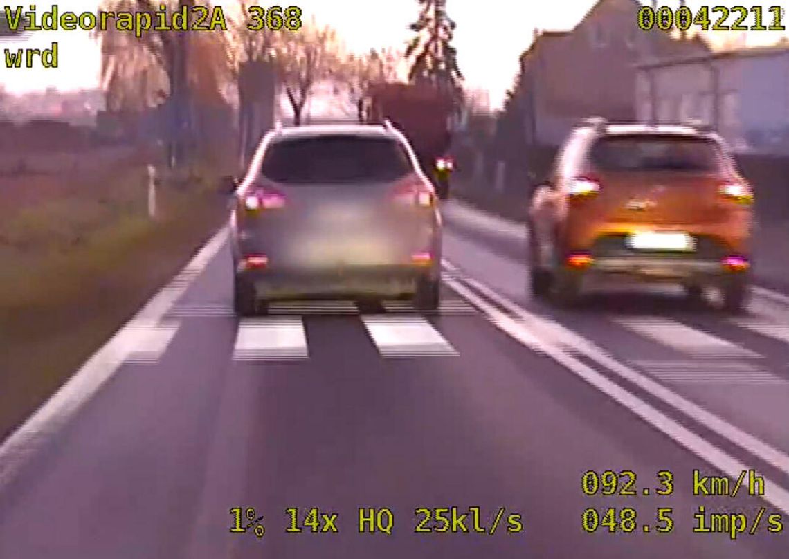 Na oczach policjantów wyprzedzał na skrzyżowaniu i przejściu dla pieszych. Kierowca natychmiast zatrzymany Na oczach policjantów wyprzedzał na skrzyżowaniu i przejściu dla pieszych. Kierowca natychmiast zatrzymany