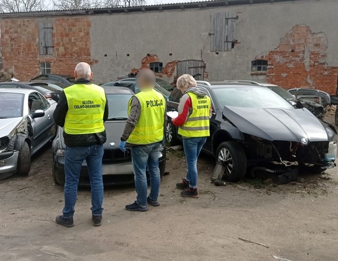 Na podwórku miał ponad 20 aut, które rozbierał na części i umowy in blanco dotyczące ich kupna