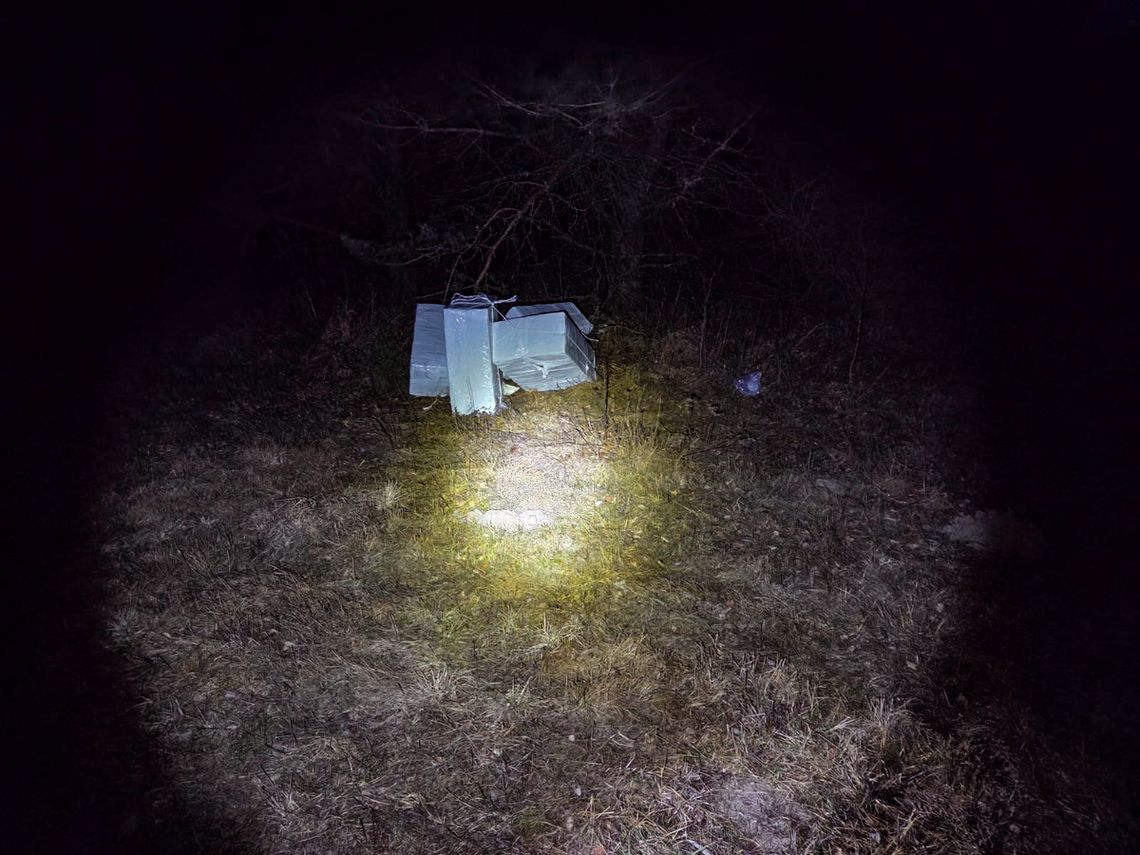 Na polanie wylądował balon z podczepionym ładunkiem. Policja zatrzymała mężczyznę, który miał go odebrać