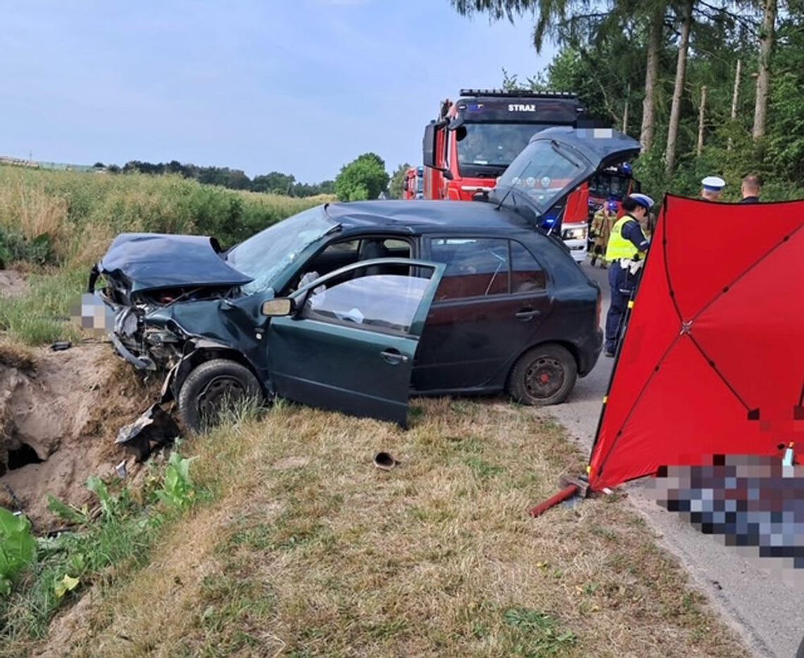 Na prostej drodze skoda zjechała do rowu i uderzyła w betonowy przepust. Kobieta za kierownicą zginęła Na prostej drodze skoda zjechała do rowu i uderzyła w betonowy przepust. Kobieta za kierownicą zginęła