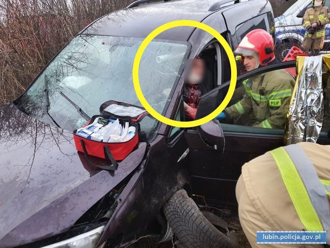 Na prostej drodze zjechał do rowu, przygniótł go ładunek. Pijany kierowca ma szczęście, że żyje