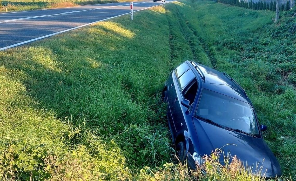 Na prostej drodze zjechał passatem do rowu. Przy policji "dziwnie się zachowywał". Test na ślinę wykazał amfetaminę