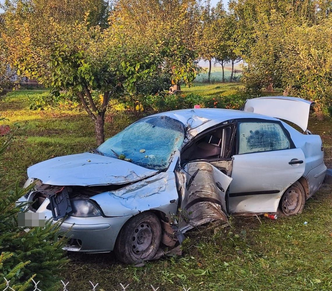 Na prostym odcinku drogi stracił panowanie nad seatem i ściął kilka drzew. Kierowca zginął, pasażer trafił do szpitala