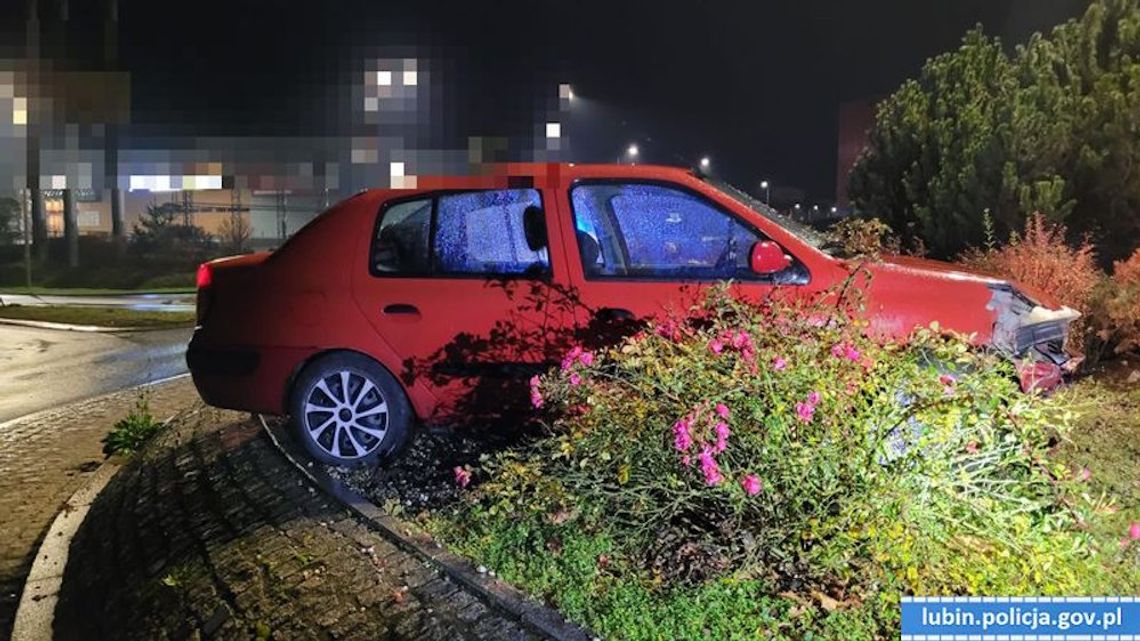 Na rondzie pojechał prosto. Gdy go złapali, ściskał w ręce słoik z marihuaną