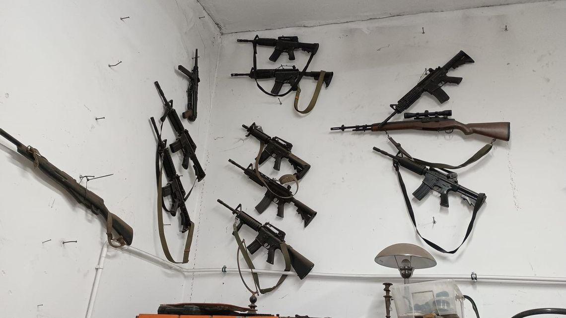 Na ścianach wisiały karabiny i pistolety. Dwóch mężczyzn zatrzymanych po nalocie na posesję Na ścianach wisiały karabiny i pistolety. Dwóch mężczyzn zatrzymanych po nalocie na posesję