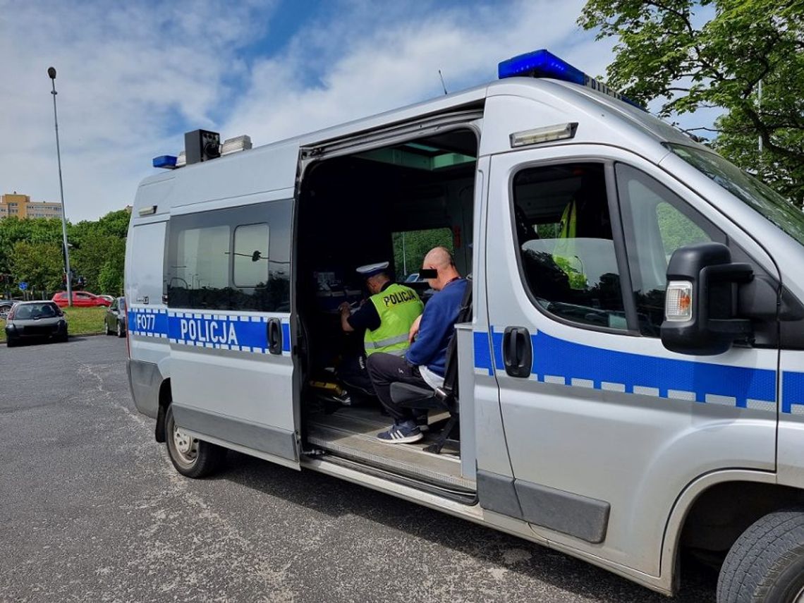 Na światłach wjechał w tył radiowozu. Mówił, że jest trzeźwy, wydmuchał 2,6 promila