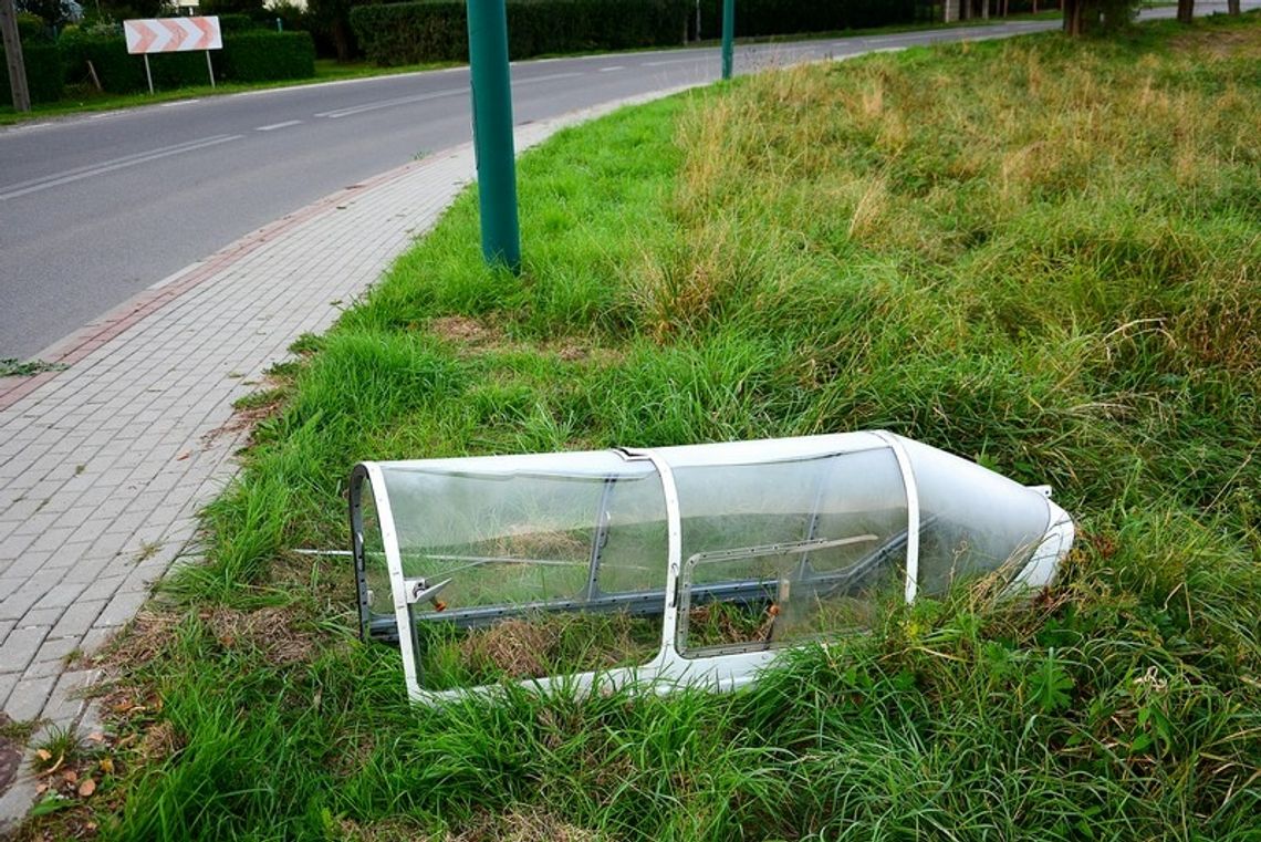 Na ulicy leżało coś dziwnego. Okazało się, że to fragment samolotu, który oderwał się podczas akrobacji