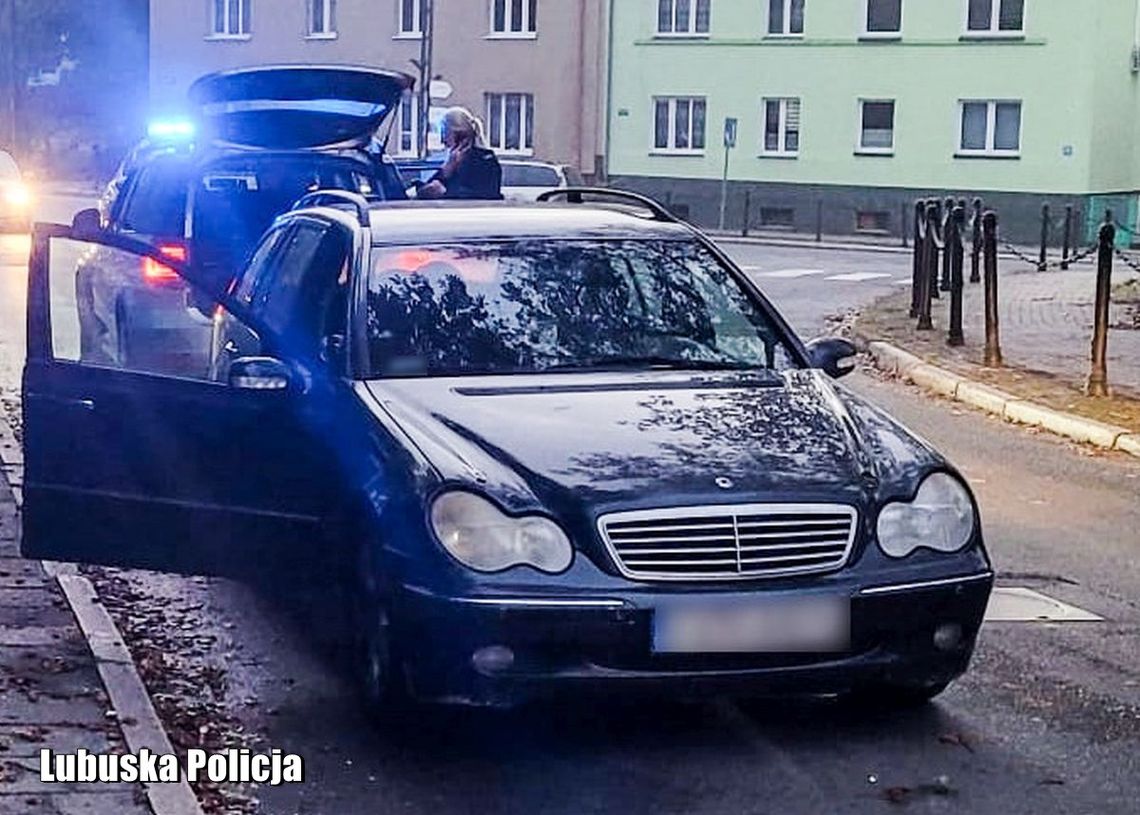 Na ulicy stał mercedes i blokował przejazd, w środku spał nawalony typ. Samochód był kradziony, paliwo w baku też