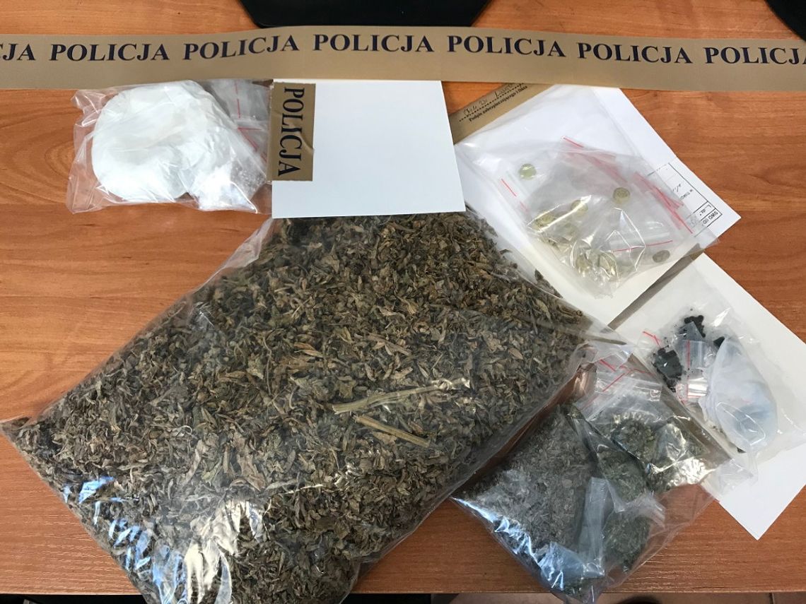 Na widok patrolu obrócił się i próbował skryć. W plecaku marihuana, haszysz, amfetamina i tabletki