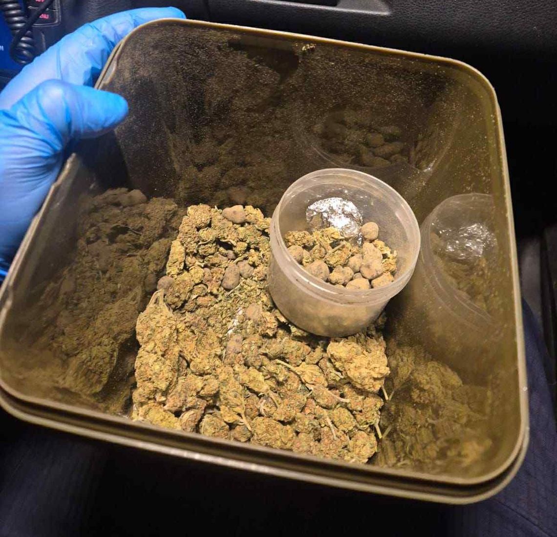 Na widok policjantów bardzo się zdenerwował. W wiaderku niósł haszysz i marihuanę Na widok policjantów bardzo się zdenerwował. W wiaderku niósł haszysz i marihuanę