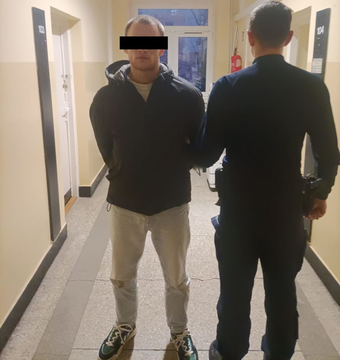 Na widok policjantów młody Ukrainiec zaczął uciekać: "musiałem to zrobić, bo mam przy sobie towar" Na widok policjantów młody Ukrainiec zaczął uciekać: "musiałem to zrobić, bo mam przy sobie towar"