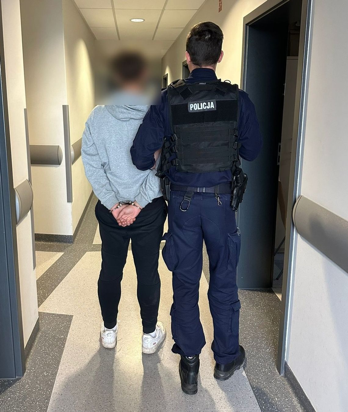 Na widok policjantów spuścił głowę i przeszedł na drugą stronę ulicy. 17-latek miał przy sobie 20 woreczków z suszem Na widok policjantów spuścił głowę i przeszedł na drugą stronę ulicy. 17-latek miał przy sobie 20 woreczków z suszem