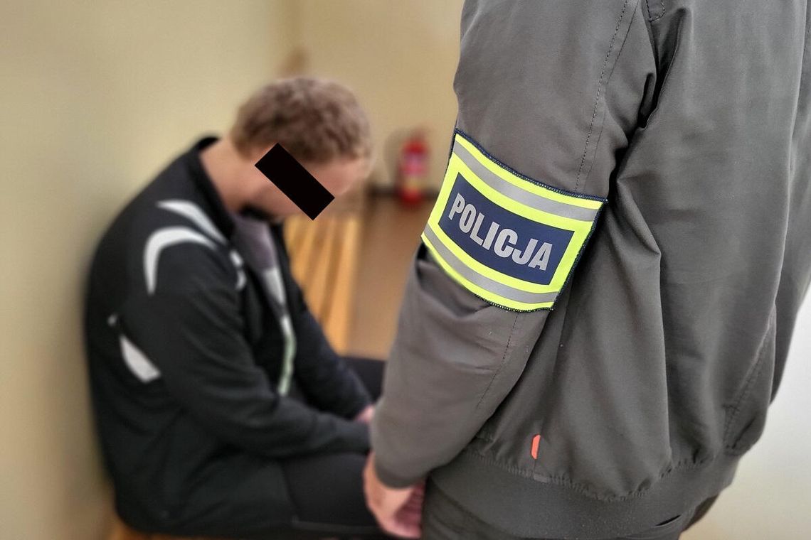 Na widok policjantów ukrył się w spiżarni. Ścigany dwoma listami gończymi 25-latek zatrzymany