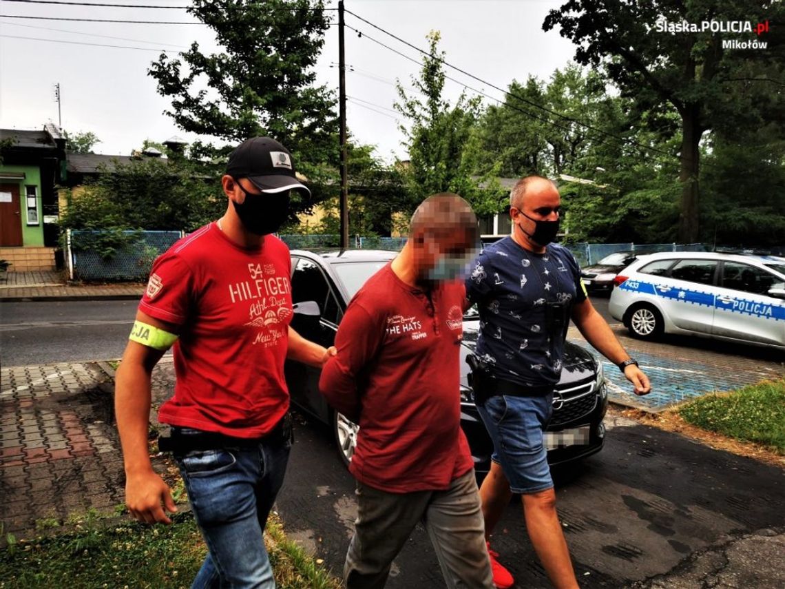 Na widok policjantów wpadł w szał. Rozbił butelkę po piwie i zaatakował ich "tulipanem"