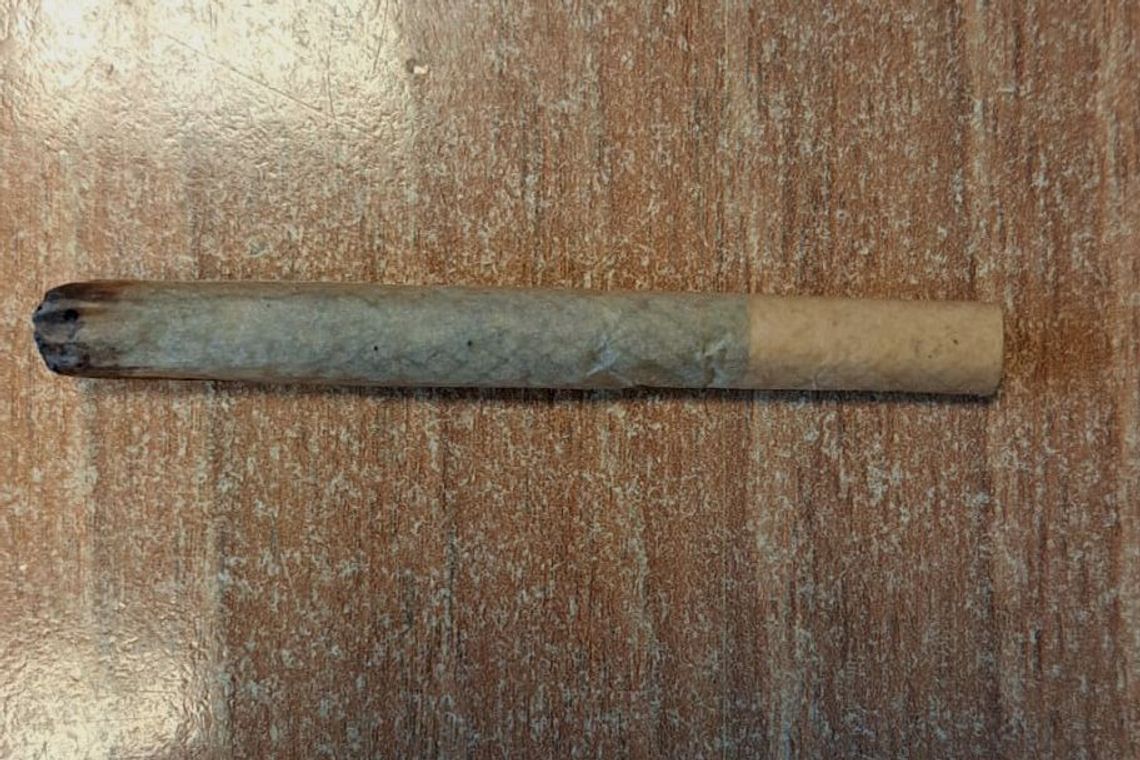 Na widok policjantów wypluł skręta na chodnik. Potem tłumaczył, że znalazł go pod sklepem Na widok policjantów wypluł skręta na chodnik. Potem tłumaczył, że znalazł go pod sklepem