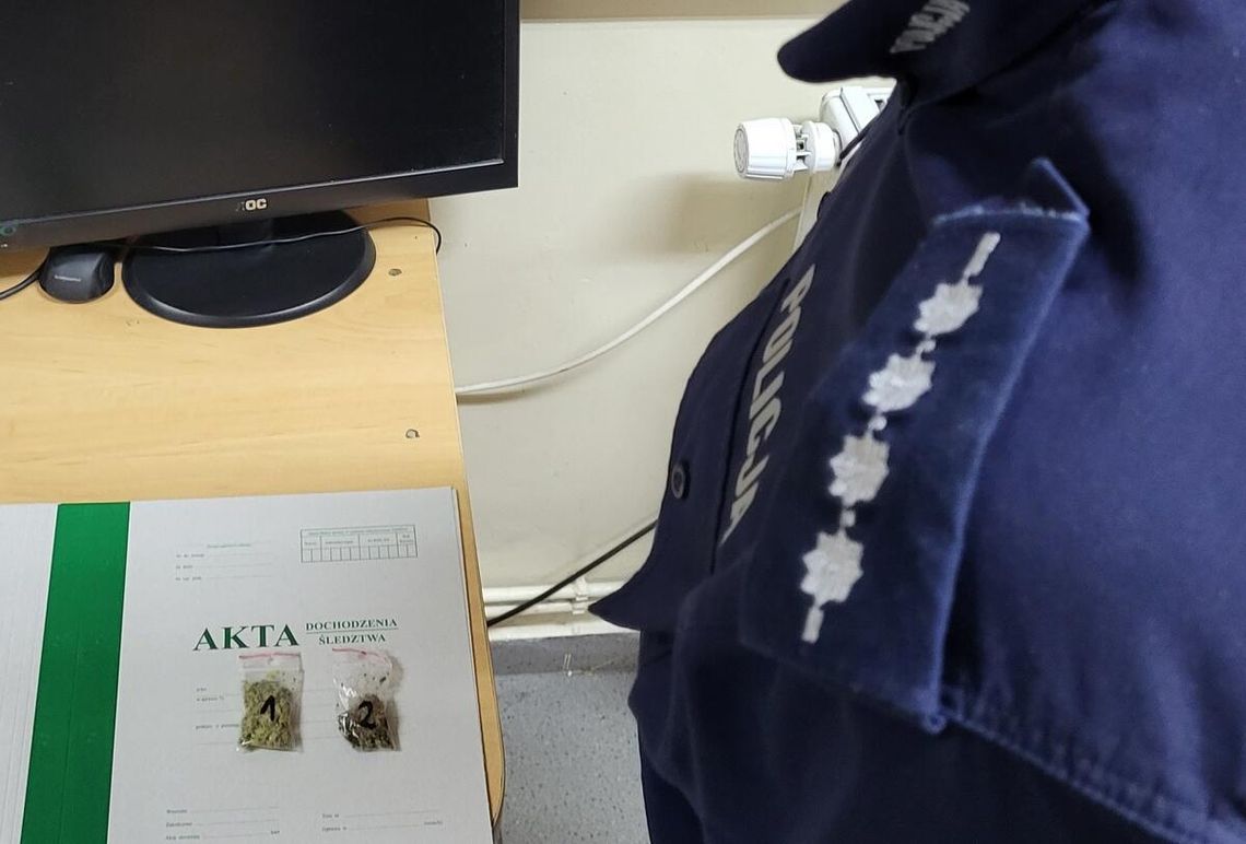 Na widok policjantów zrobił się nerwowy i wsadził coś do ust. 25-latek zatrzymany z marihuaną Na widok policjantów zrobił się nerwowy i wsadził coś do ust. 25-latek zatrzymany z marihuaną