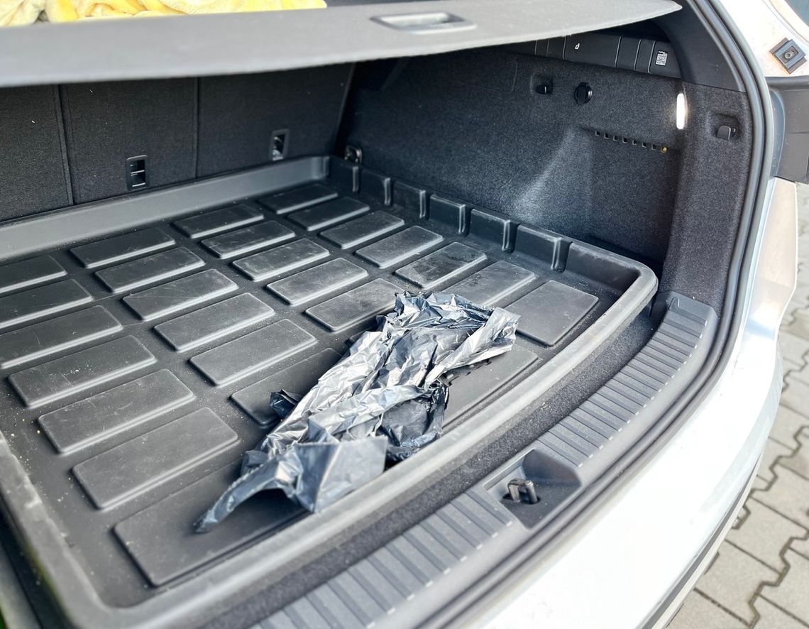 Na widok policji mężczyzna w aucie próbował schować się w bagażniku. Znaleźli przy nim mefedron