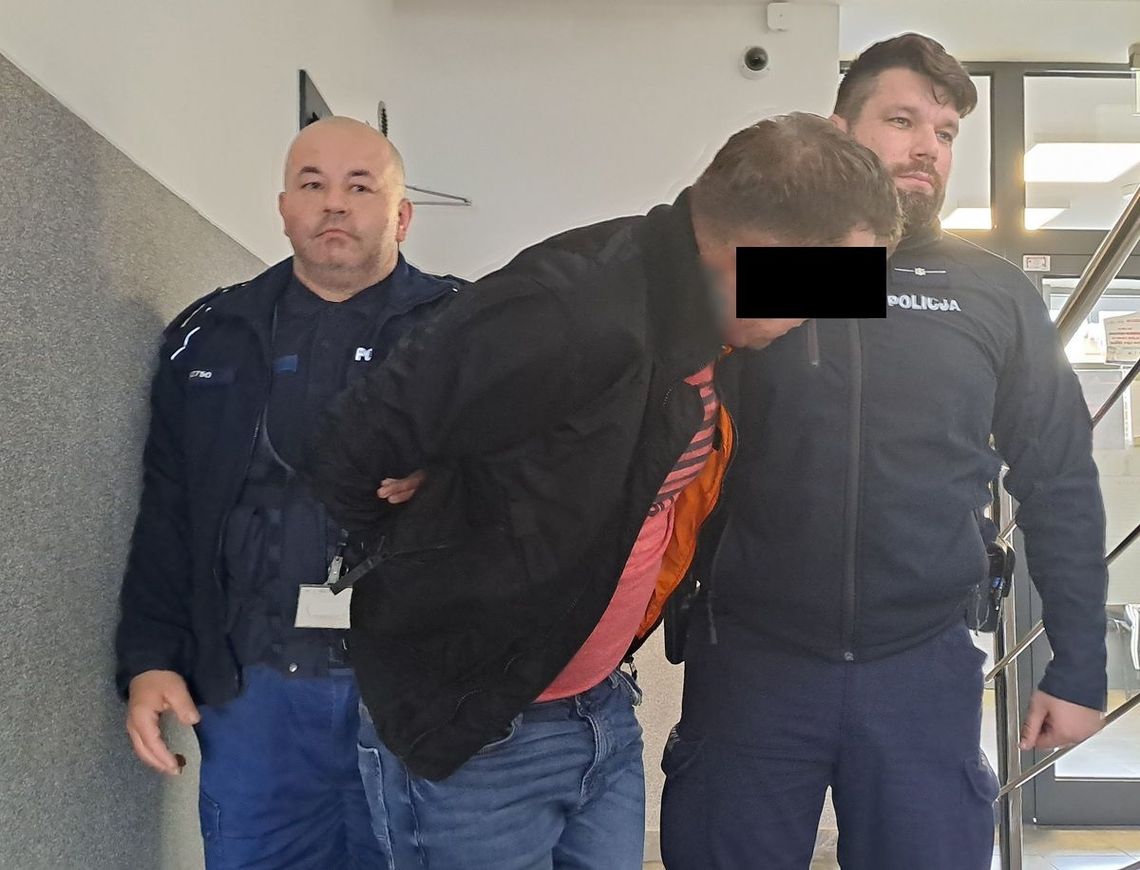 Na widok policji uciekł na piętro i zamknął się w pokoju. Ma wyrok za przemyt ludzi