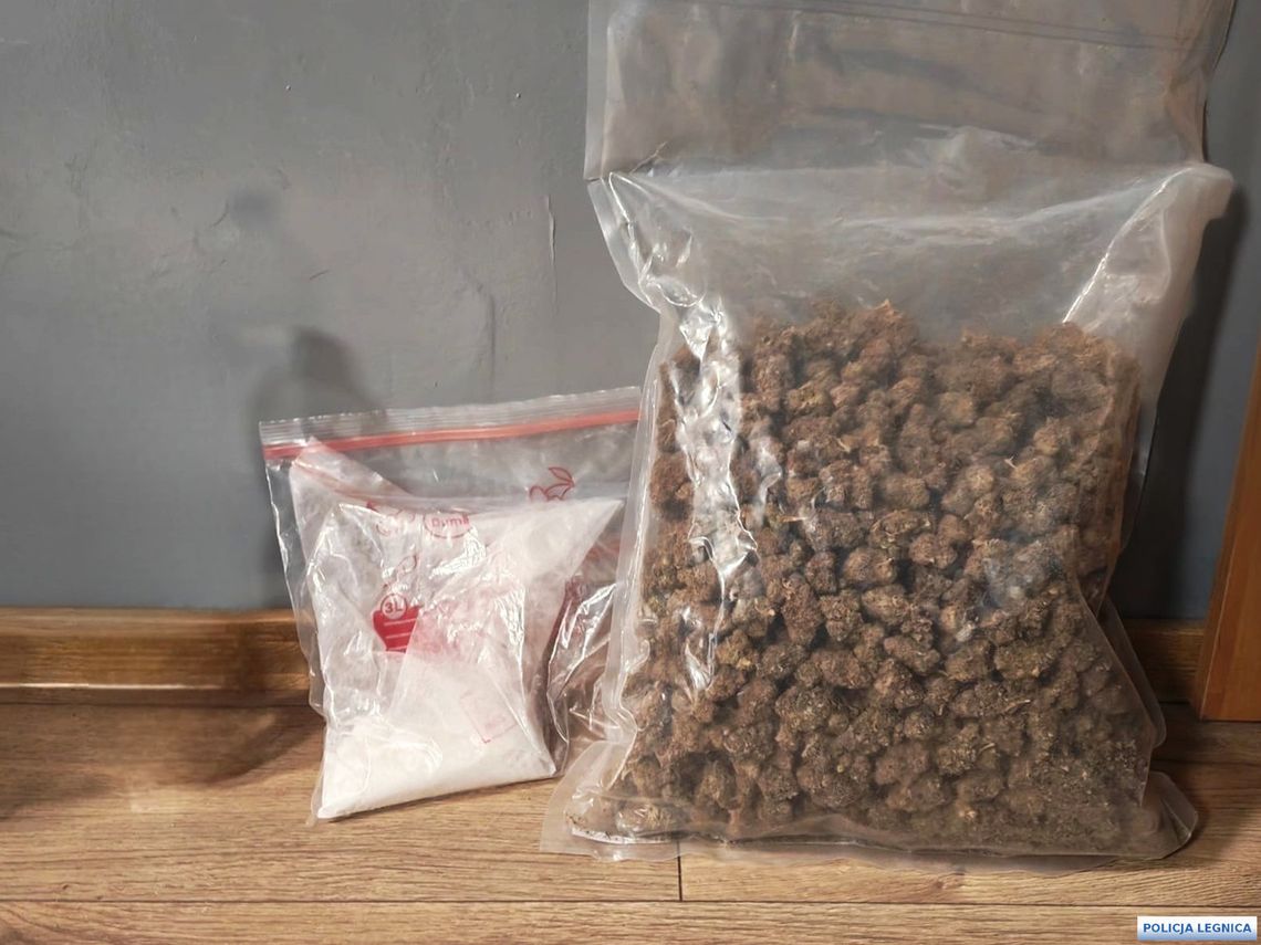 Na widok radiowozu 16-latek zaczął uciekać. Miał sto gramów kokainy i blisko kilogram marihuany Na widok radiowozu 16-latek zaczął uciekać. Miał sto gramów kokainy i blisko kilogram marihuany
