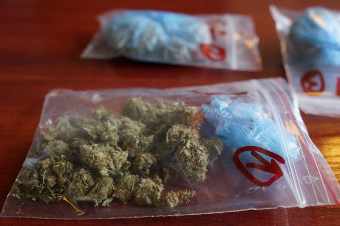 Na widok radiowozu 18-latek spanikował. Okazało się, że pali marihuanę na przerwie szkolnej