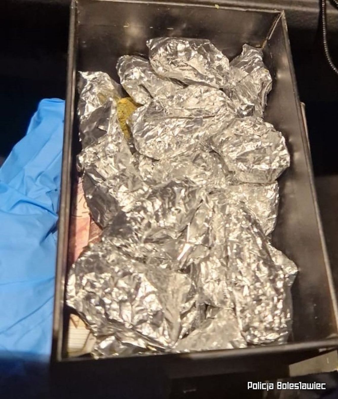 Na widok radiowozu 32-latek wyskoczył przez balkon. Uciekał, bo miał przy sobie narkotyki