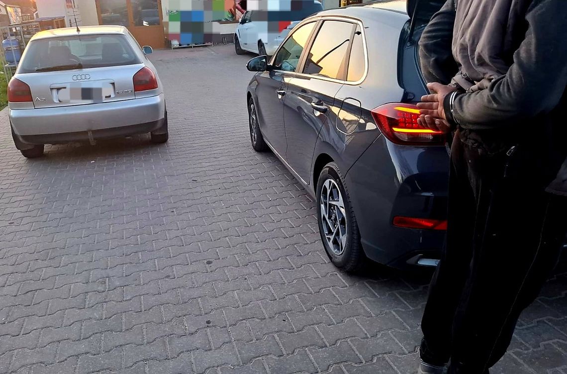 Na widok radiowozu kierowca Audi porzucił auto i zaczął uciekać. Bał się, bo był pijany