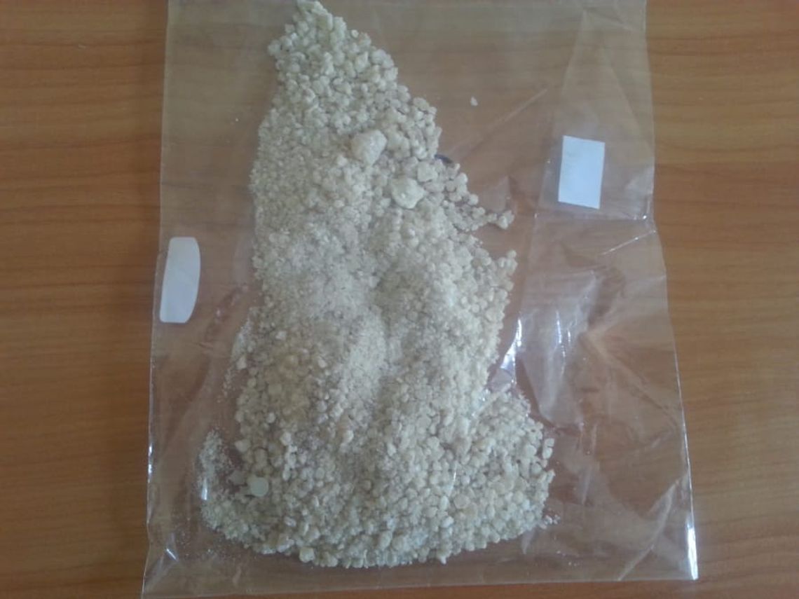 Na widok radiowozu spanikował i wyrzucił z auta skarpetę. W środku znaleźli mefedron