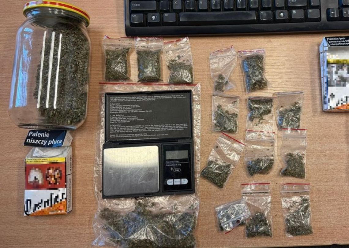 Na widok radiowozu spanikował i zaczął uciekać. Policjanci znaleźli przy nim marihuanę