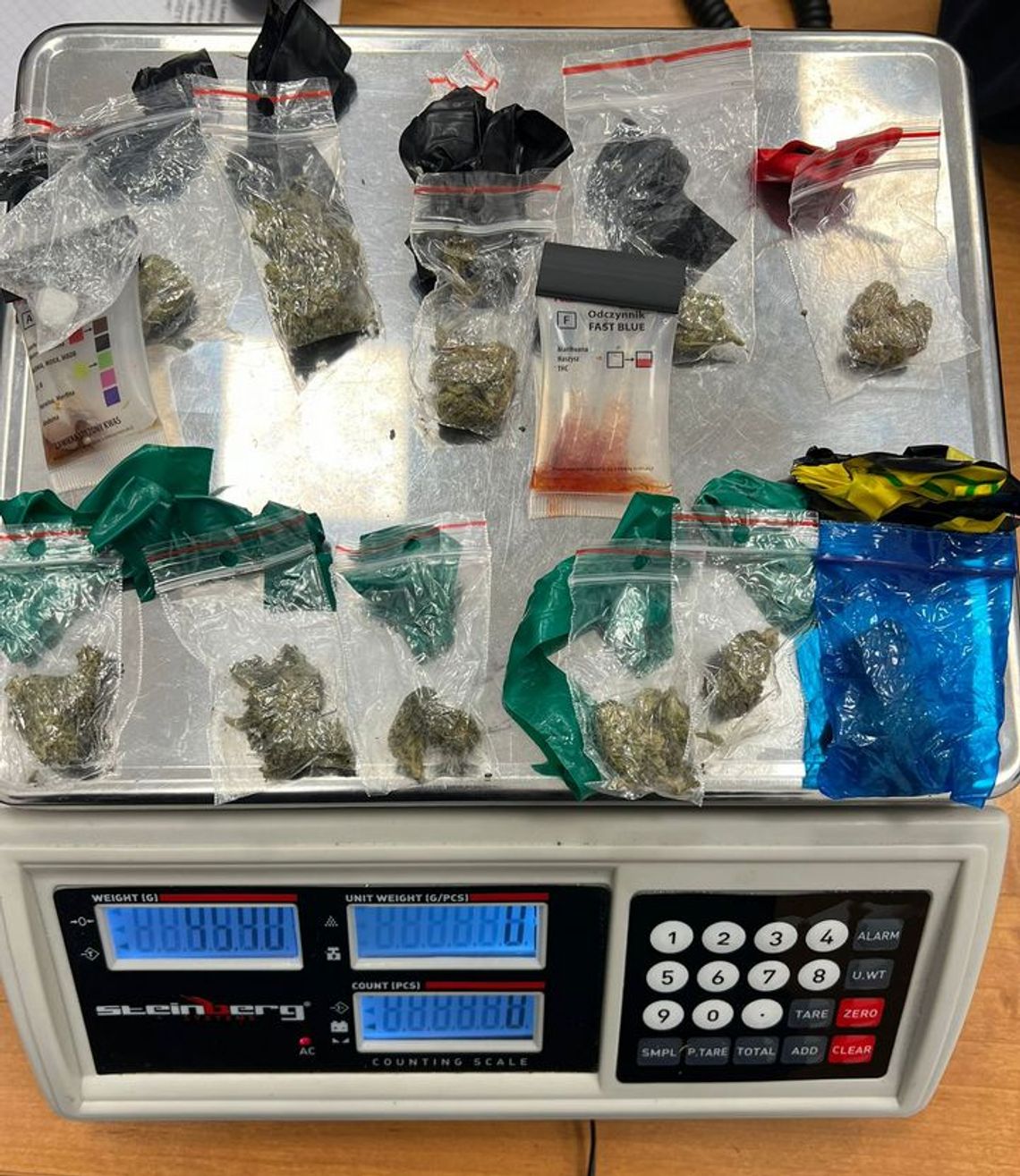 Na widok radiowozu zrobił się nerwowy i przyspieszył. 21-latek zatrzymany z narkotykami