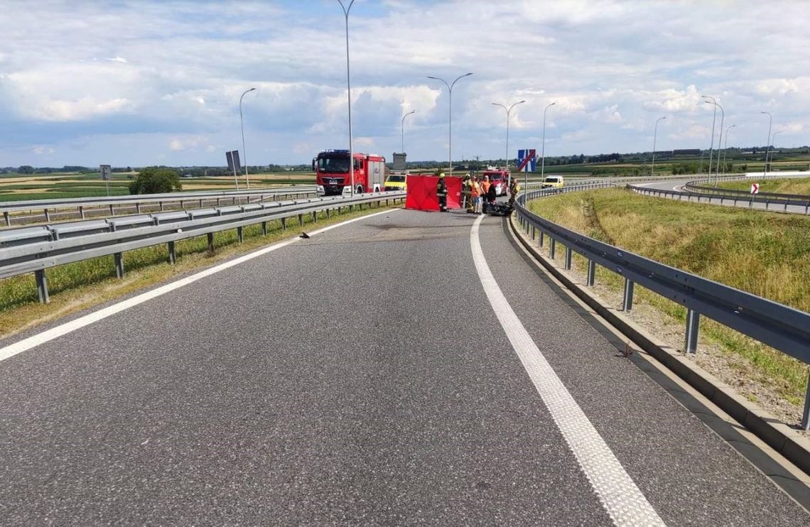 Na zjeździe z autostrady motocyklista wjechał w bariery ochronne. 42-latek zginął na miejscu