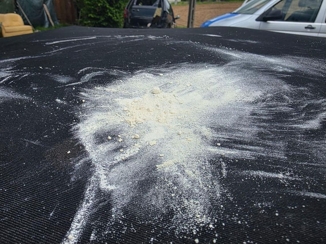 Na złość dziewczynie posypał jej auto amfetaminą. Wcześniej się awanturował