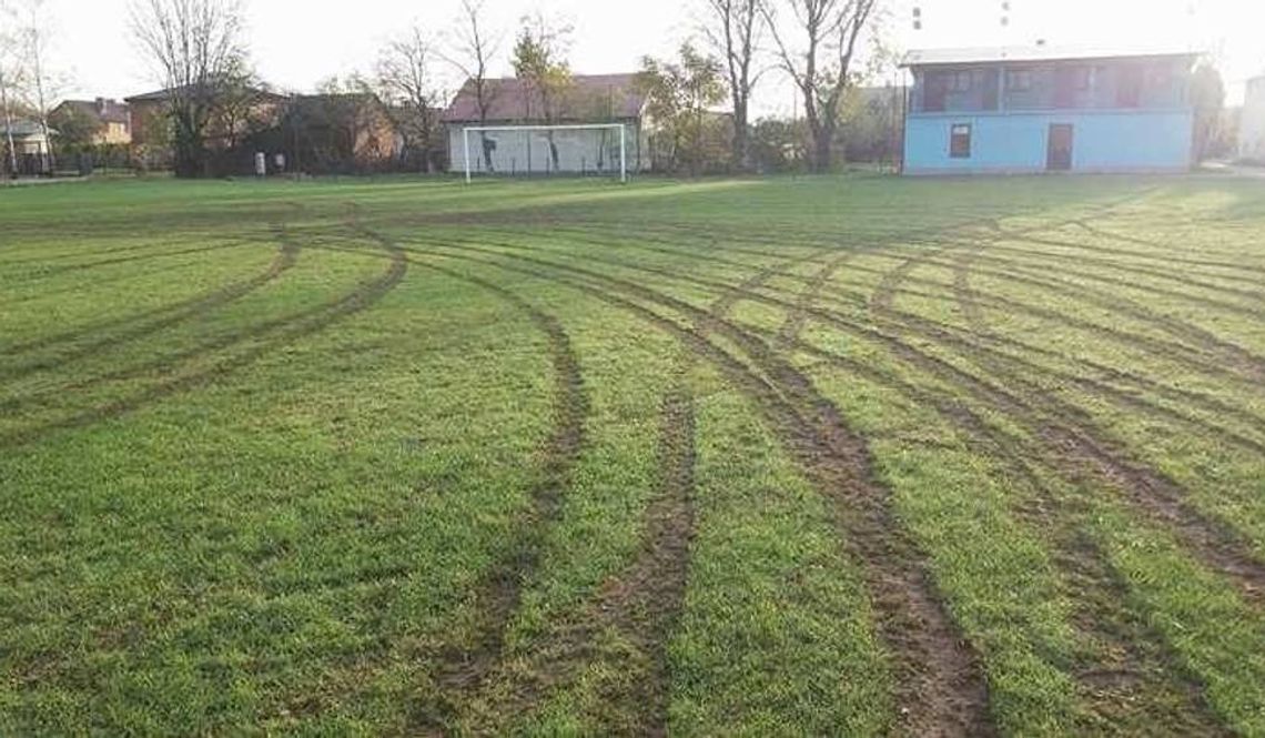 Na złość kolegom driftował po boisku. Murawa nie nadaje się do gry