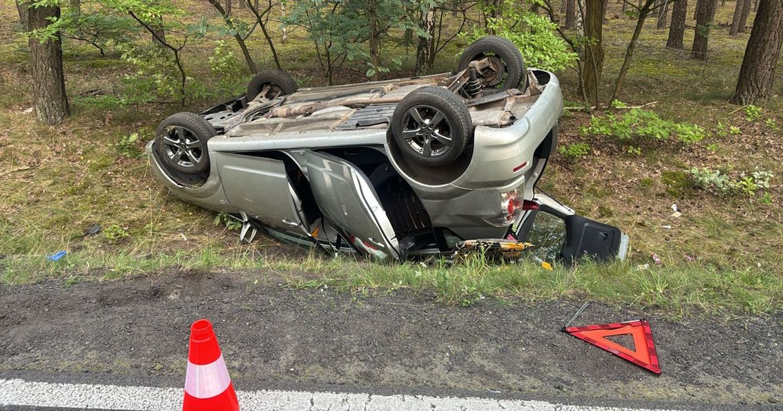 Na złość żonie zaciągnął ręczny podczas jazdy. Auto dachowało, mąż ma złamaną szczękę