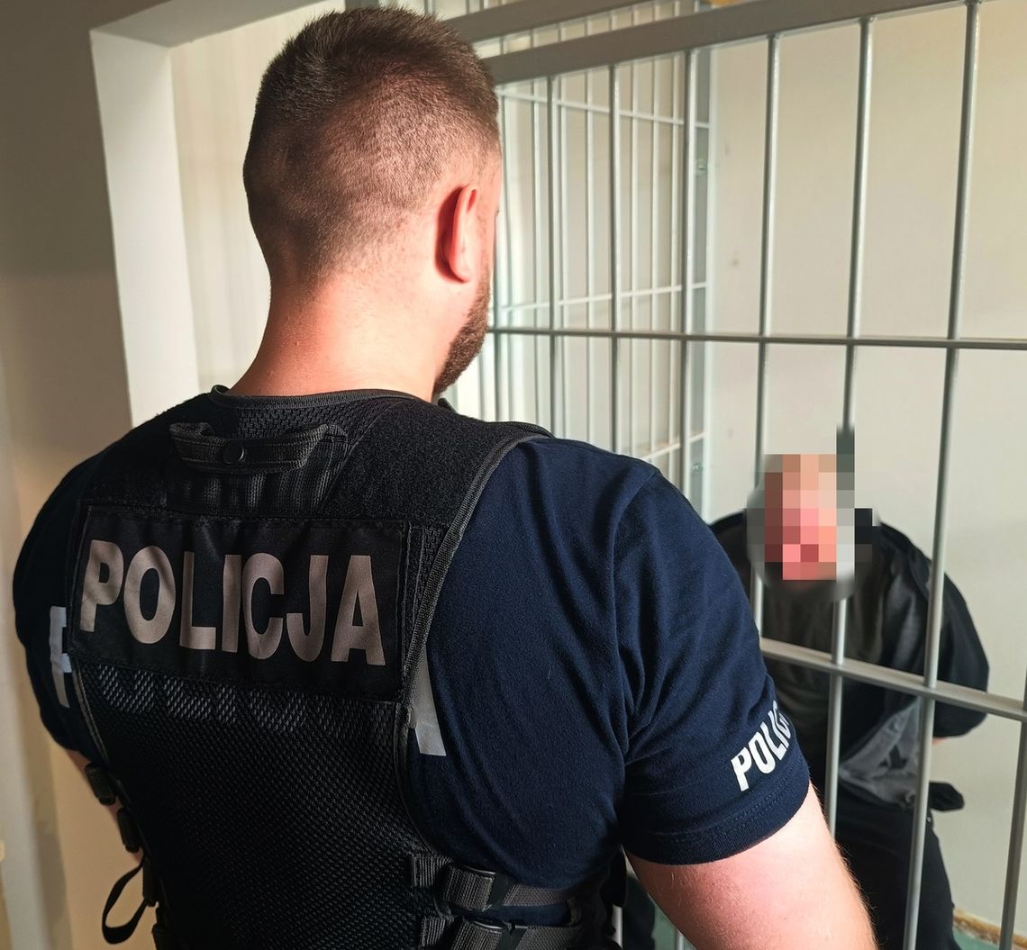 Nabuzowany mężczyzna rzucał kamieniami w komendę policji. Został obezwładniony i trafił do aresztu