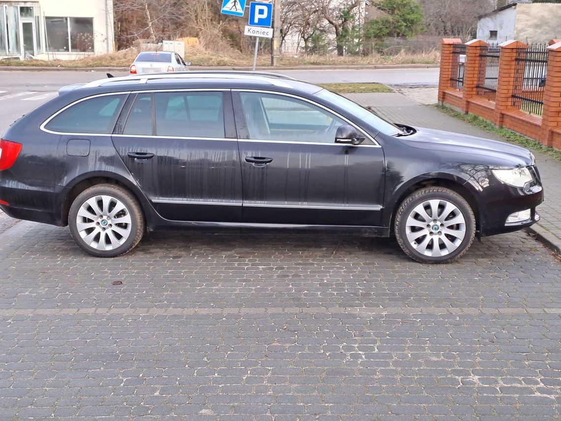 Nachlał się i zapomniał, gdzie zostawił auto. Poszedł na komendę z narkotykami w kieszeni i robił zadymę