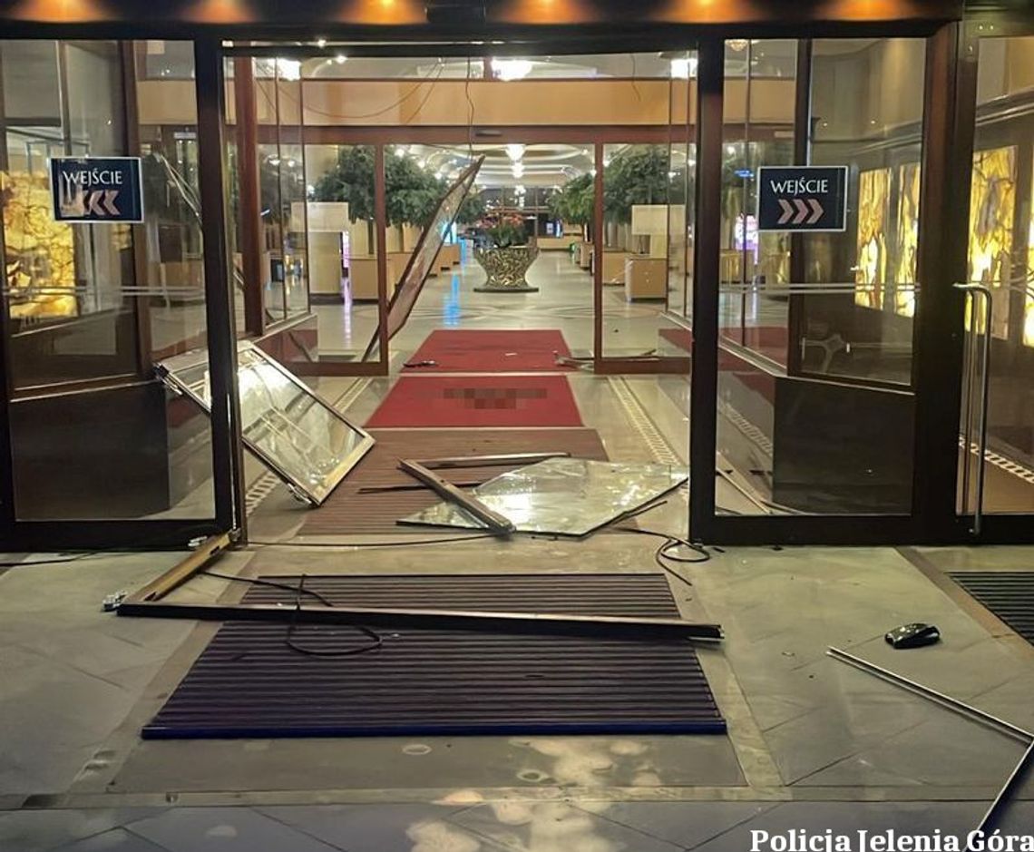 Naćpany Anglik staranował autem wejście do hotelu. Podczas ucieczki wjechał w policyjny radiowóz Naćpany Anglik staranował autem wejście do hotelu. Podczas ucieczki wjechał w policyjny radiowóz