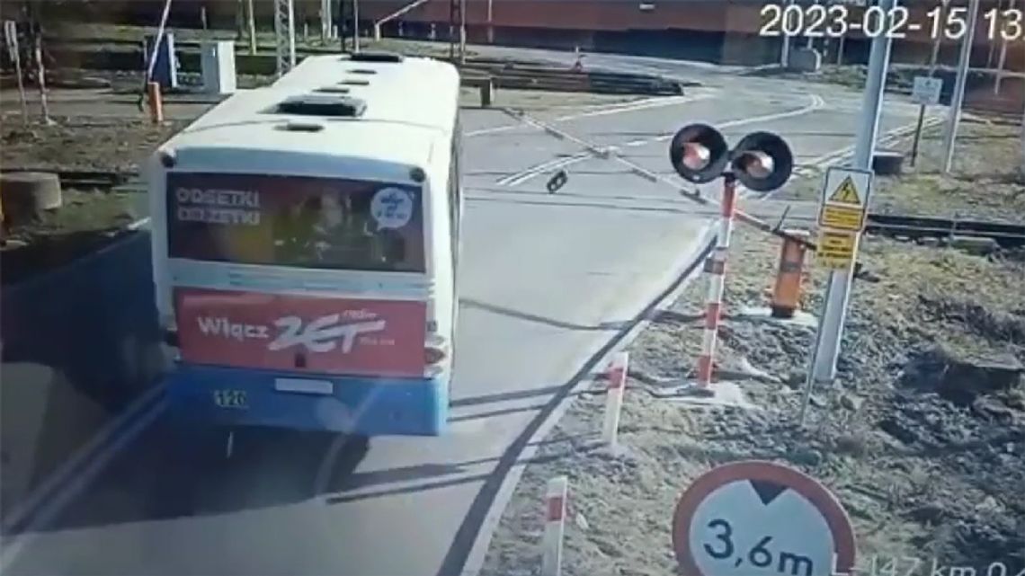 Naćpany kierowca autobusu z pasażerami staranował zaporę na przejeździe kolejowym. WIDEO