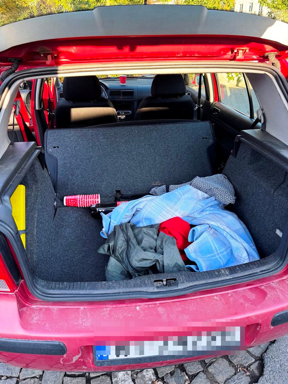 Naćpany kierowca jechał z młodą kobietą w bagażniku. Bardzo dziwnie się tłumaczyła