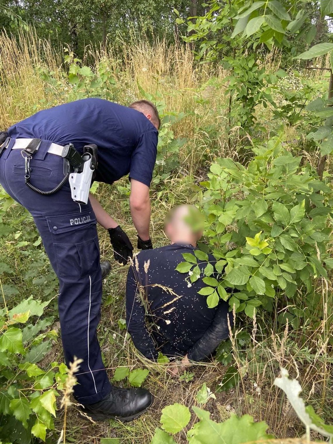 Naćpany kierowca uciekał policji. Porzucił w aucie torbę z narkotykami, bronią i kilkoma tysiącami złotych