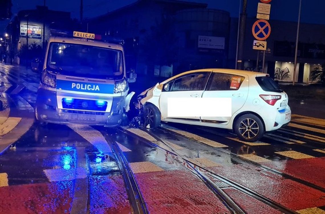 Naćpany kierowca wjechał w radiowóz. Troje policjantów odniosło obrażenia