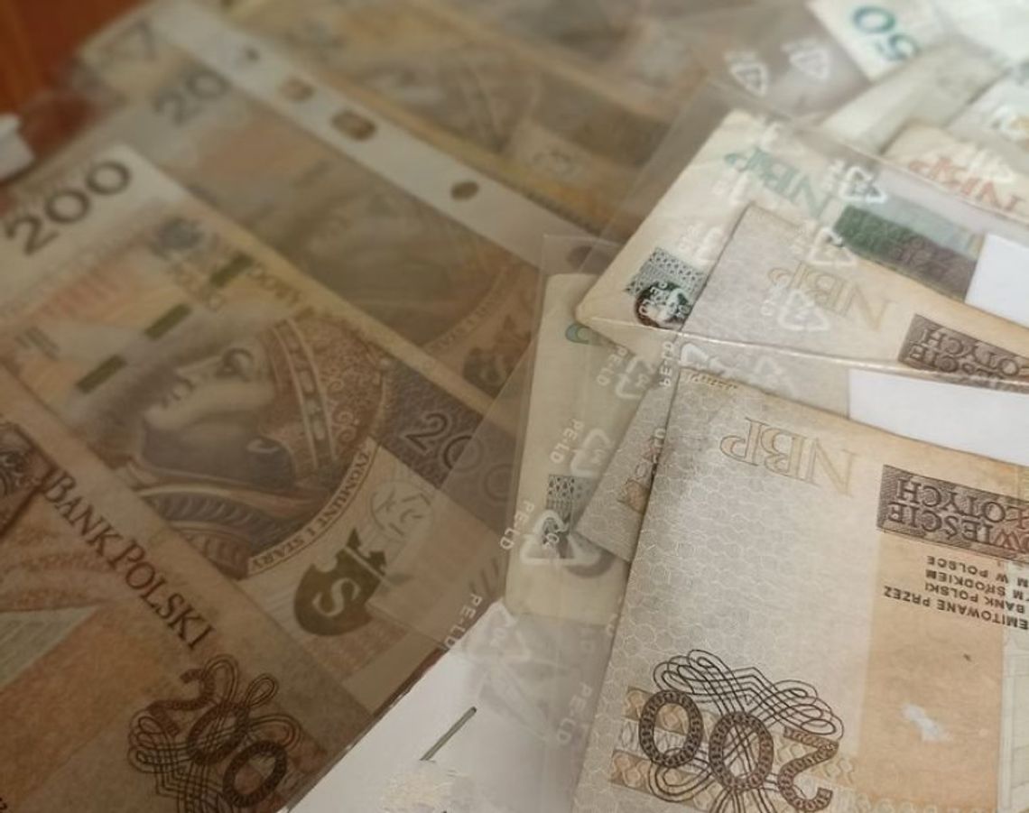 Naćpany typek wiózł nocą fałszywe pieniądze. Banknoty wyglądały jak wydrukowane w domu