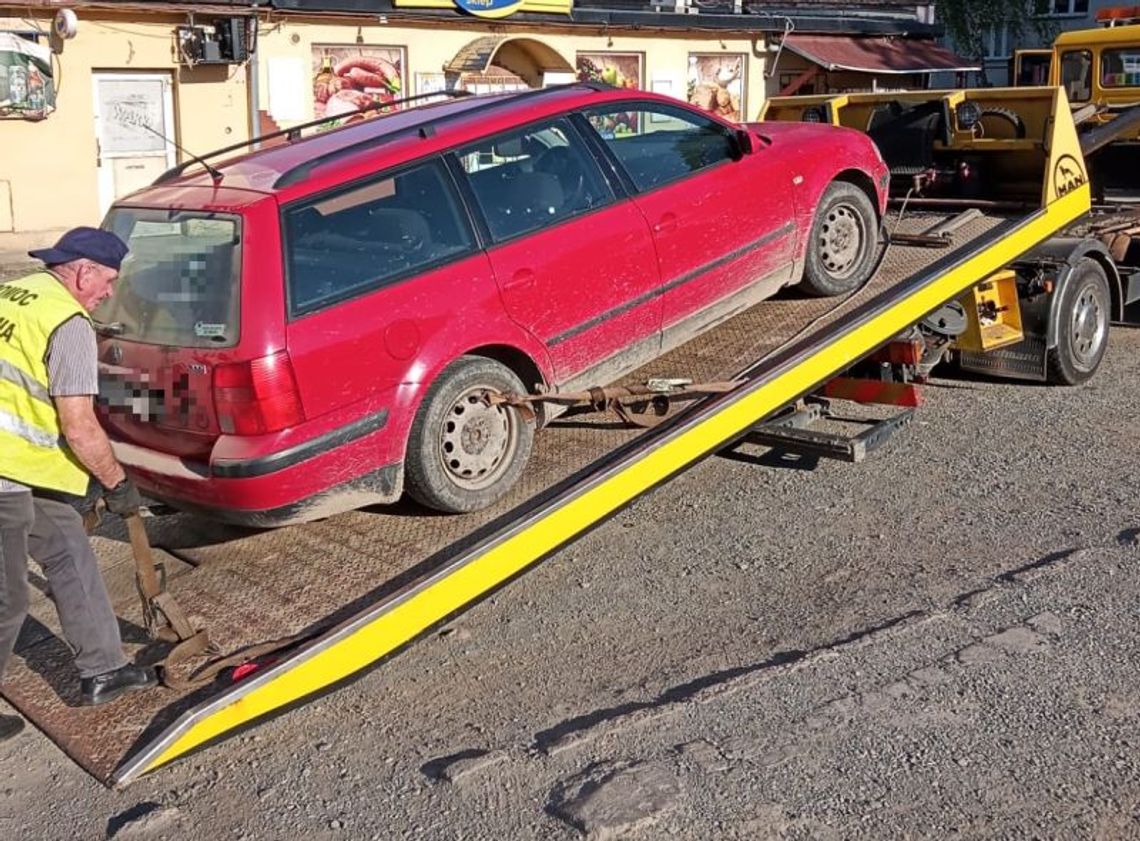 Naćpany wiózł dziecko i swoją kobietę. Auto trafiło na lawetę, on do radiowozu