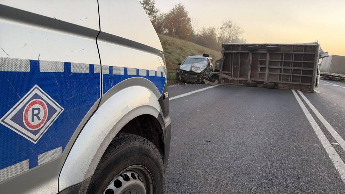 Naczepa zjechała na przeciwny pas. Czołowe zderzenie z hyundaiem na DK16 Naczepa zjechała na przeciwny pas. Czołowe zderzenie z hyundaiem na DK16