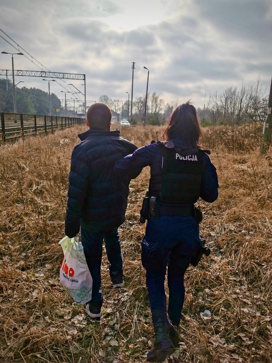 Nadjeżdżał pociąg, a on siedział na torach. W ostatniej chwili uratowały go policjantki Nadjeżdżał pociąg, a on siedział na torach. W ostatniej chwili uratowały go policjantki