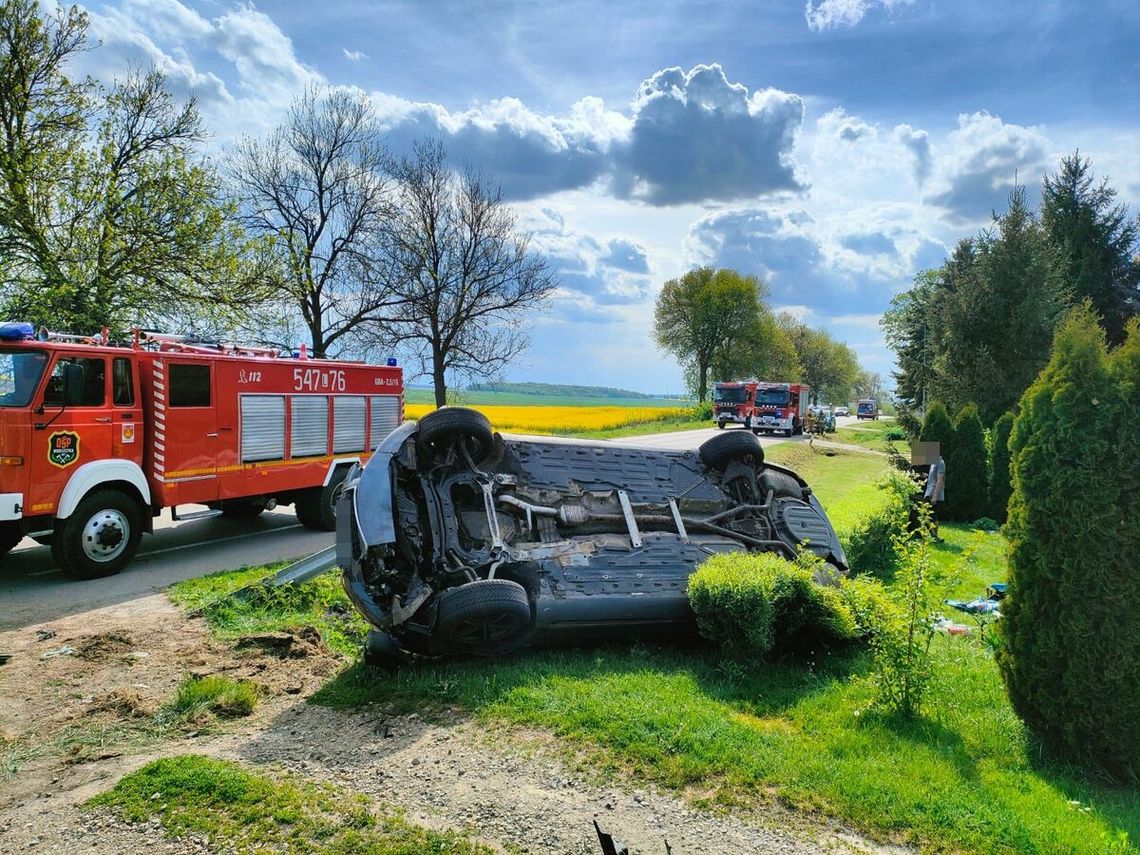 Nagle zjechał z prostej drogi, uderzył w bariery i dachował. Wiózł troje pasażerów