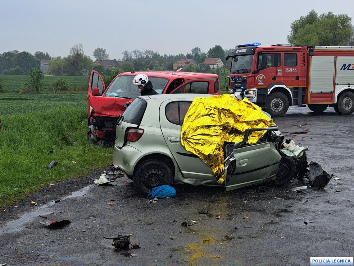 Nagle zjechała na lewy pas i zderzyła się czołowo z busem. Kobieta zginęła na miejscu