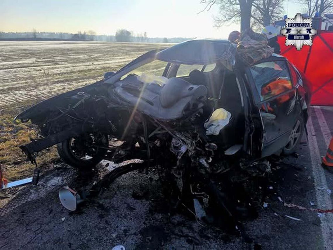 Nagle zjechała z drogi i z ogromną siłą uderzyła w drzewo. Kobieta zginęła w wypadku
