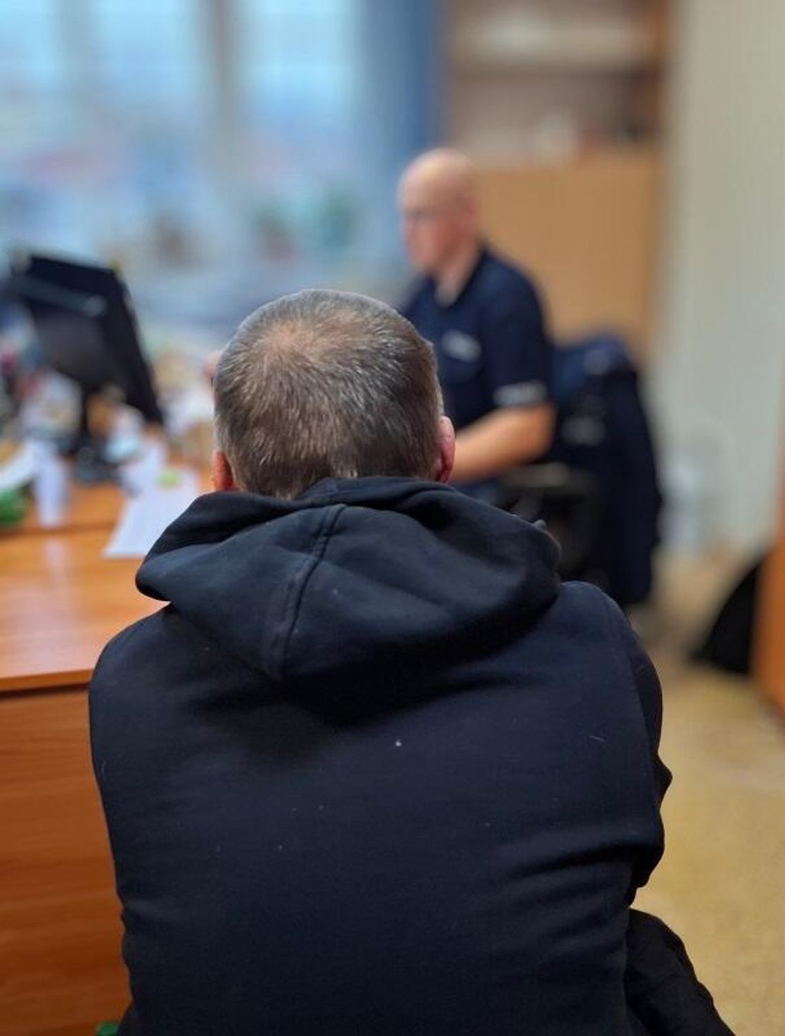 Najpierw kradł, potem wysikał się przed siłownią i poszedł tam spać. Pijany 54-latek zakończył dzień w komendzie Najpierw kradł, potem wysikał się przed siłownią i poszedł tam spać. Pijany 54-latek zakończył dzień w komendzie