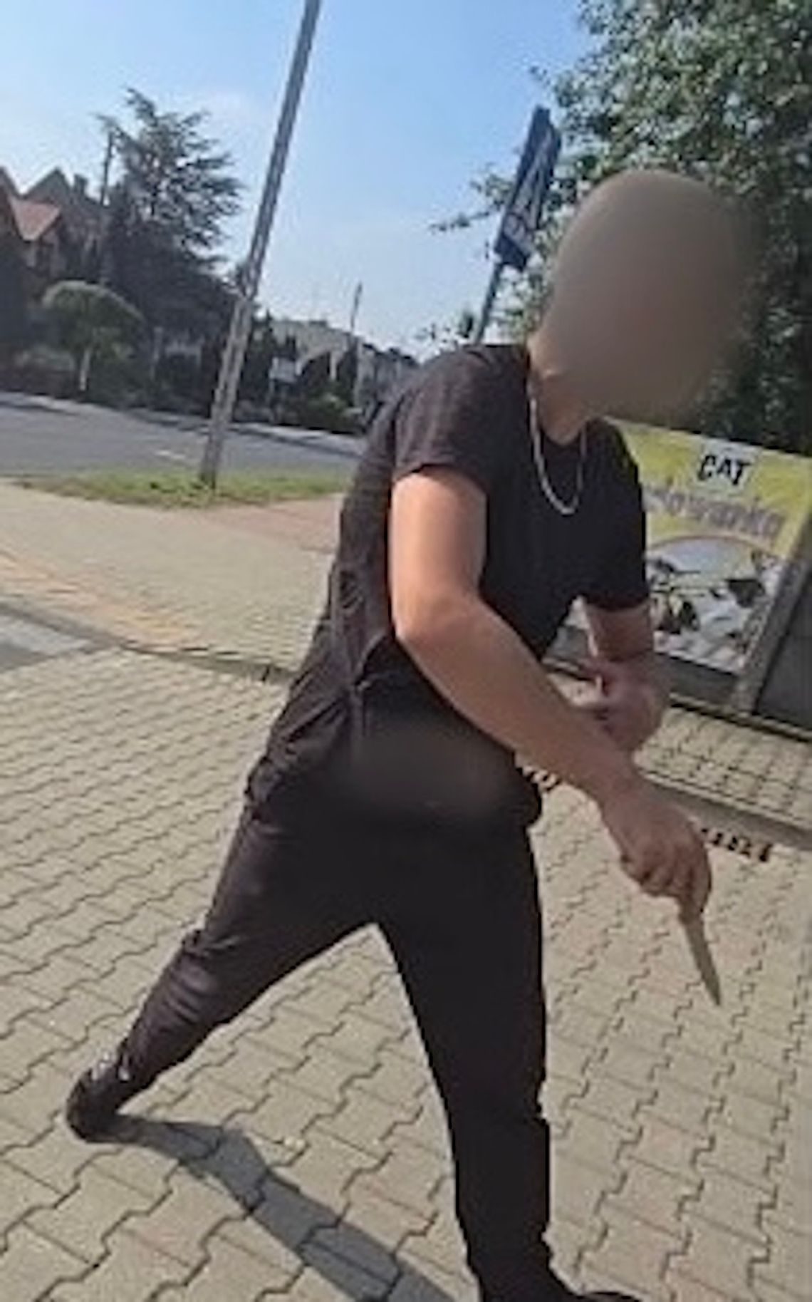 Najpierw pijany rzucał petardami, potem wyciągnął nóż i groził zabójstwem. 23-latek aresztowany Najpierw pijany rzucał petardami, potem wyciągnął nóż i groził zabójstwem. 23-latek aresztowany